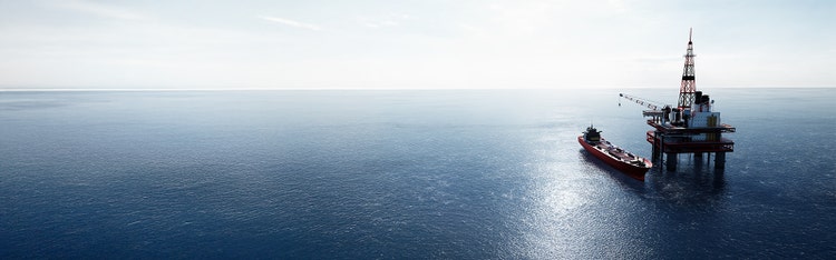近海石油钻井平台鸟瞰图