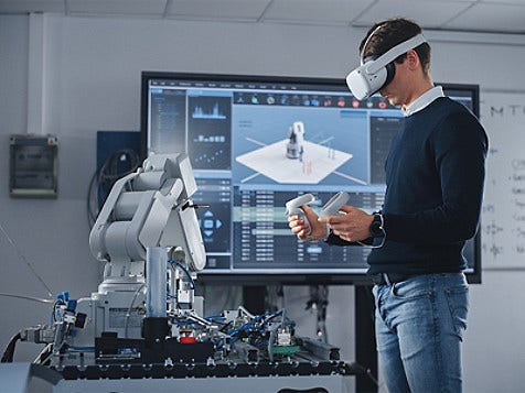 戴着 VR 头盔工作的人