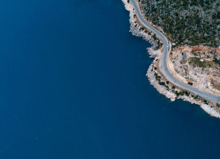 鸟瞰水域与沿海公路。