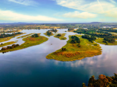 vue aérienne d'un plan d'eau dans un paysage