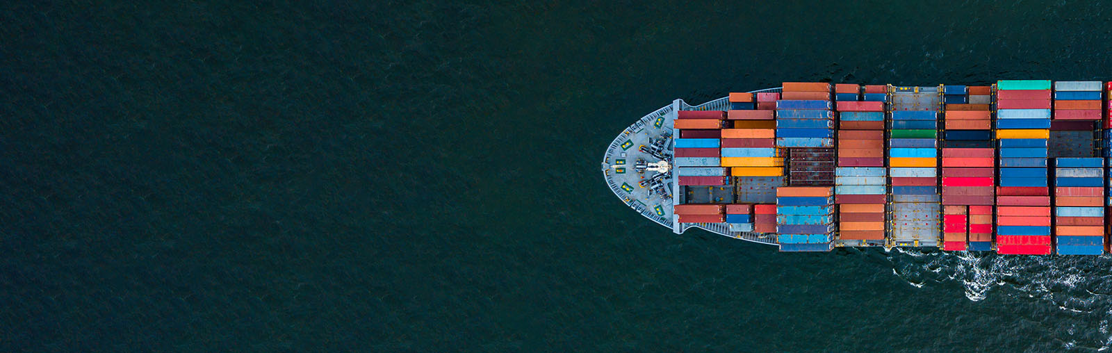 barco contenedor navegando
