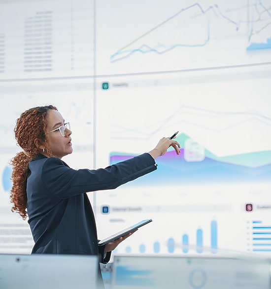 una mujer presentando un gráfico